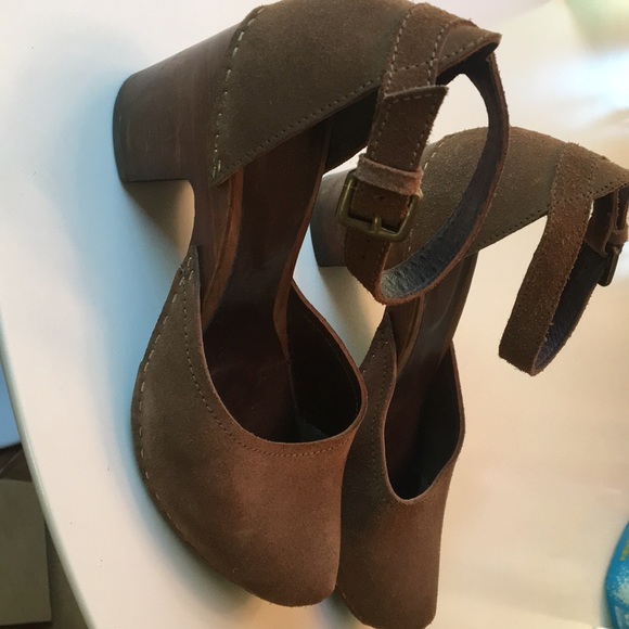 Vialis Suede Clog platforms. Size 36 - Picture 3 of 4